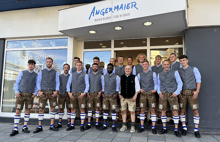 Angermaier Chef Dr. Axel Munz (vorne, 4. v. r.) mit Mannschaft und Trainer des TSV 1860 München am 08.09.2022 (©Foto: Martin Schmitz)